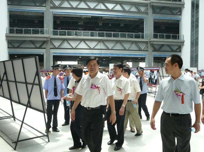 (图为昆山市委常委,花桥开发区管委会主任任雪元与人事局领导巡视展馆